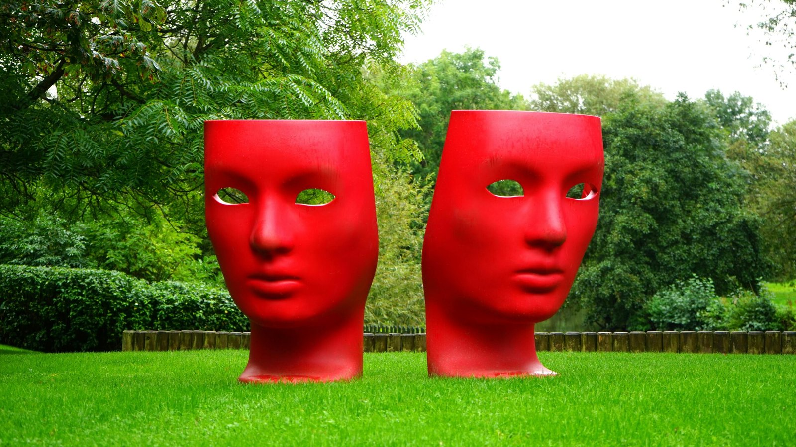 https://www.pexels.com/es-es/foto/monumento-de-rostro-humano-rojo-en-campo-de-hierba-verde-189449/